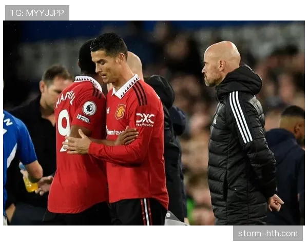 曼联是豪门还是摇摇欲坠的传说？滕哈格的挣扎与C罗的离开揭示了什么？